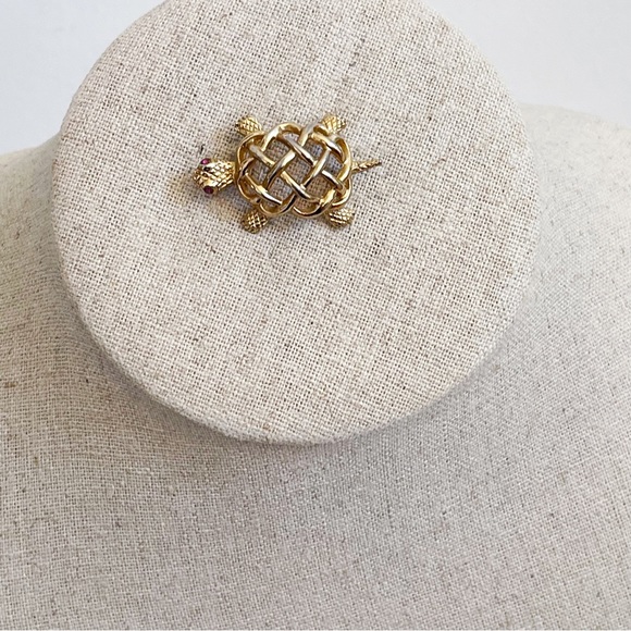 Napier Gold Tone Faux Pink Ruby Eye Mini Turtle Brooch 1 3/8” - Picture 12 of 12